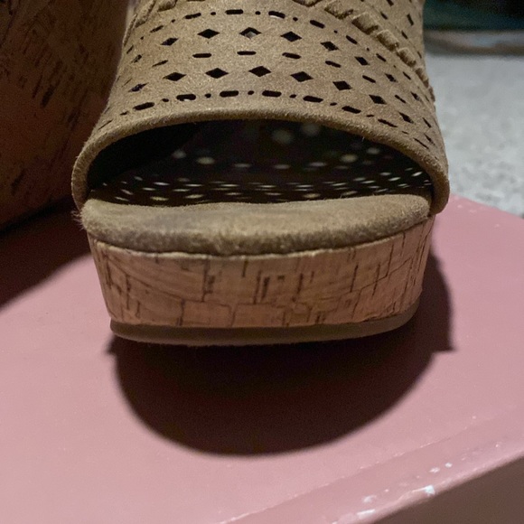 Fergalicious (Fergie) wedge sandals - Picture 3 of 12